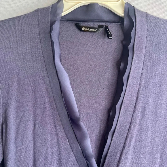Daisy Fuentes‎ Satin Trim Long Sleeve Vneck Lightweight Cardigan Size Small - Picture 3 of 10